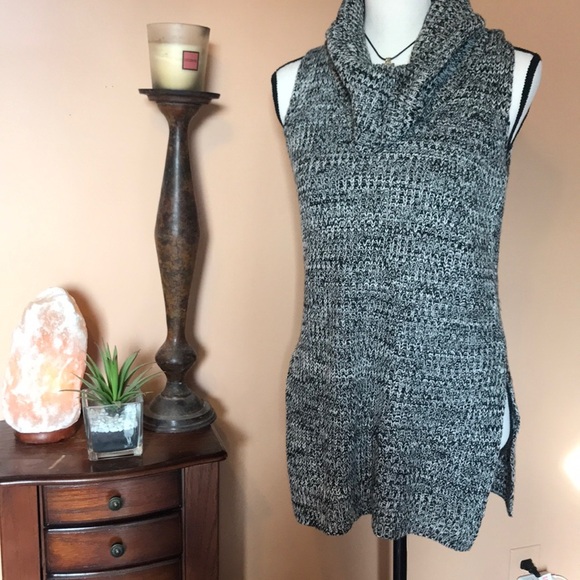 Turtle neck sleeveless sweater - Picture 3 of 7